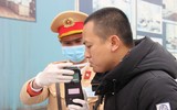 Cảnh sát giao thông đeo khẩu trang, găng tay, sát trùng máy đo nồng độ cồn